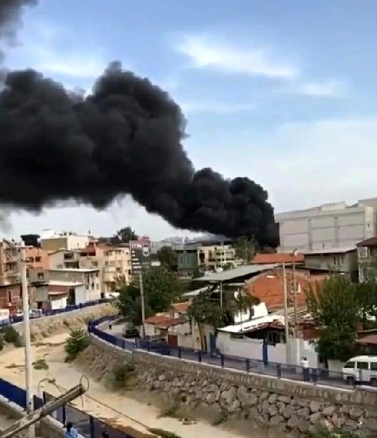 İzmir\'de polyester fabrikasında yangın (2)- Yeniden