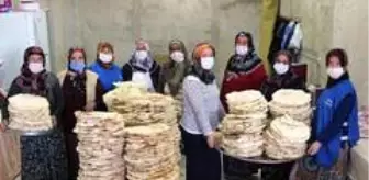 Kadınlar cami yaptırabilmek için yufka satıyor, tuğla taşıyor