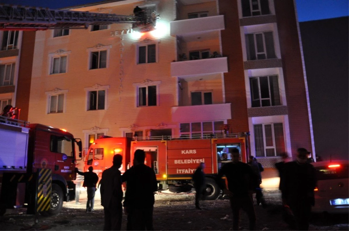 Kars\'ta 4 katlı binada çıkan yangın korkuttu