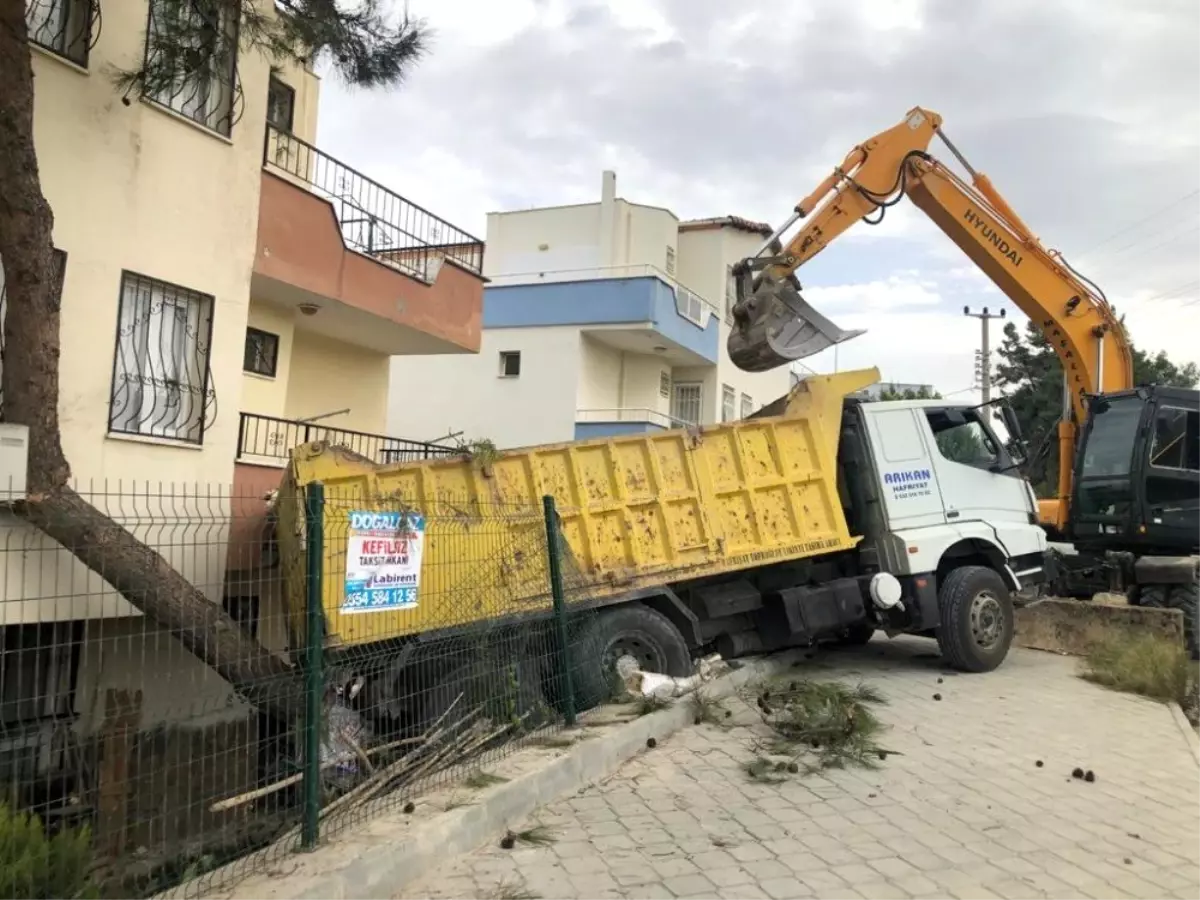 Kontrolden çıkan kamyon, evin balkonuna girdi