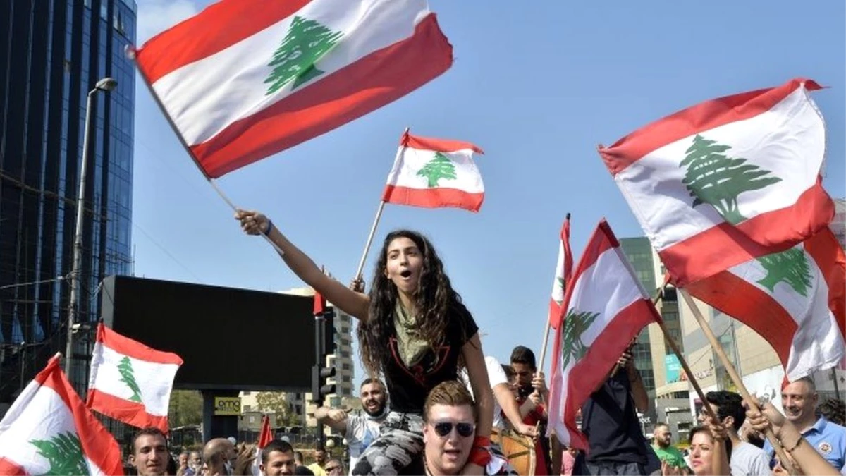 Lübnan\'da bir yılını dolduran protesto hareketi neyi başardı?