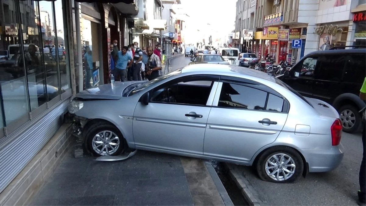 Sürücü direksiyon başında kalk krizi geçirince araç pastane duvarına çarptı