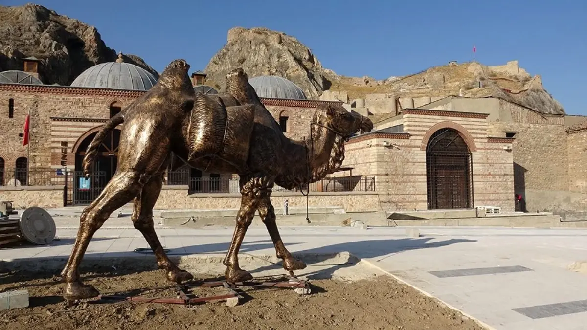 Tarihi çarşıya yerleştirildi, görenlerin dikkatini çekiyor