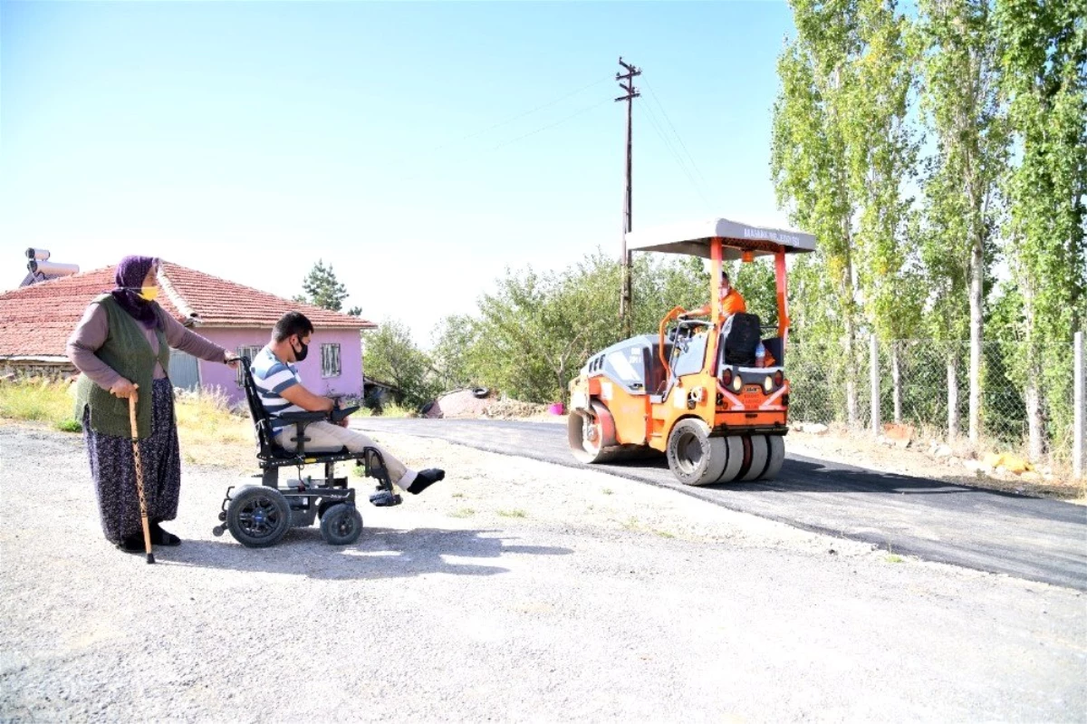 Tekerlekli sandalyeli Ümit\'in kapısının önü rahat dolaşsın diye asfaltlandı