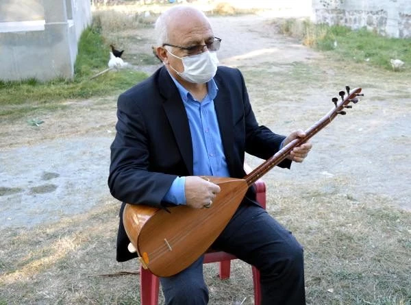 Son dakika haberleri... Yere atılan maskeleri toplayan engelli 3 kardeşe mini konser