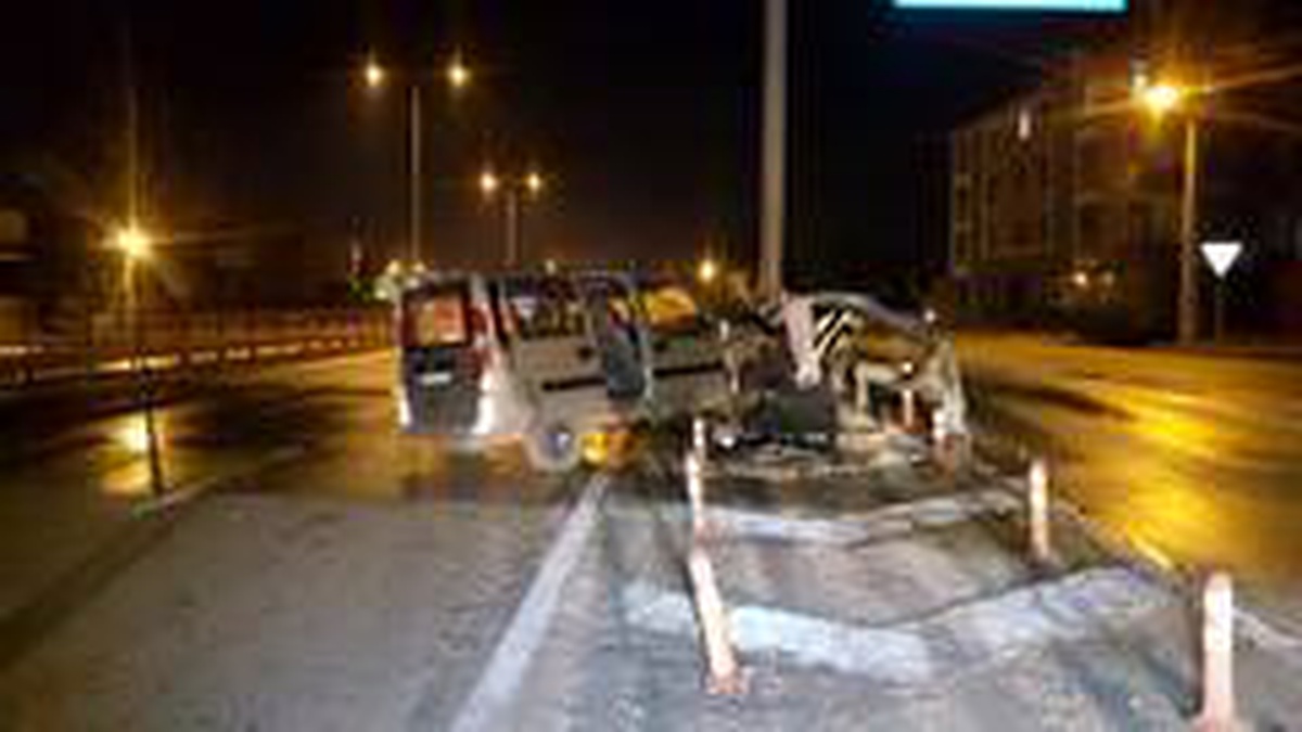 Yol ayrımında bariyerlere çarpan otomobilin sürücüsü yaralandı
