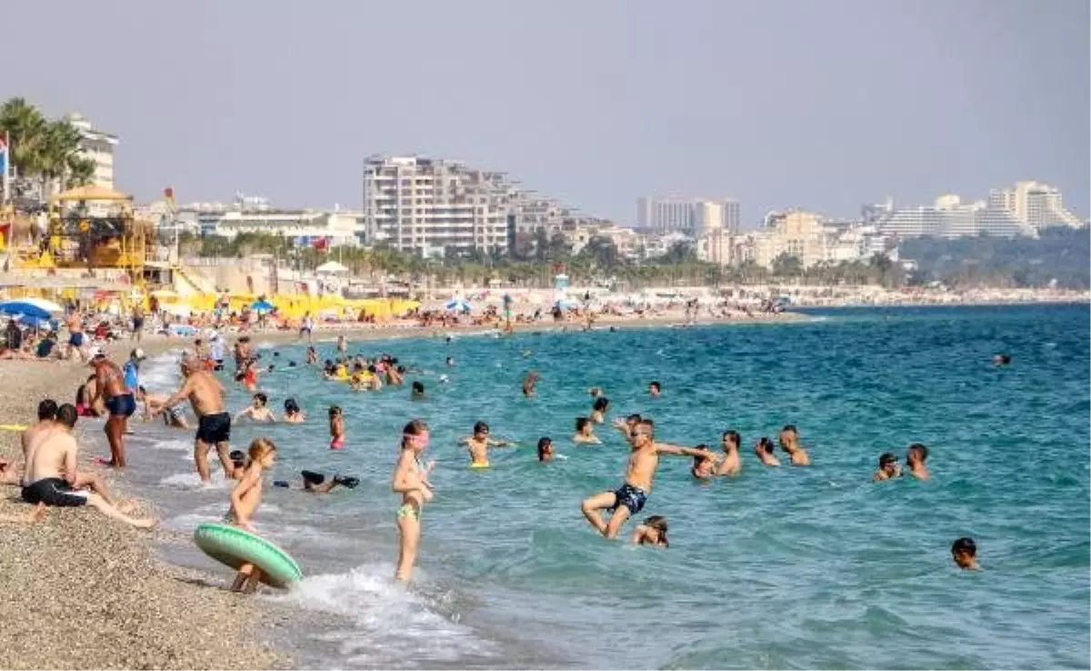 Antalya\'da, ekimde deniz ve güneş keyfi