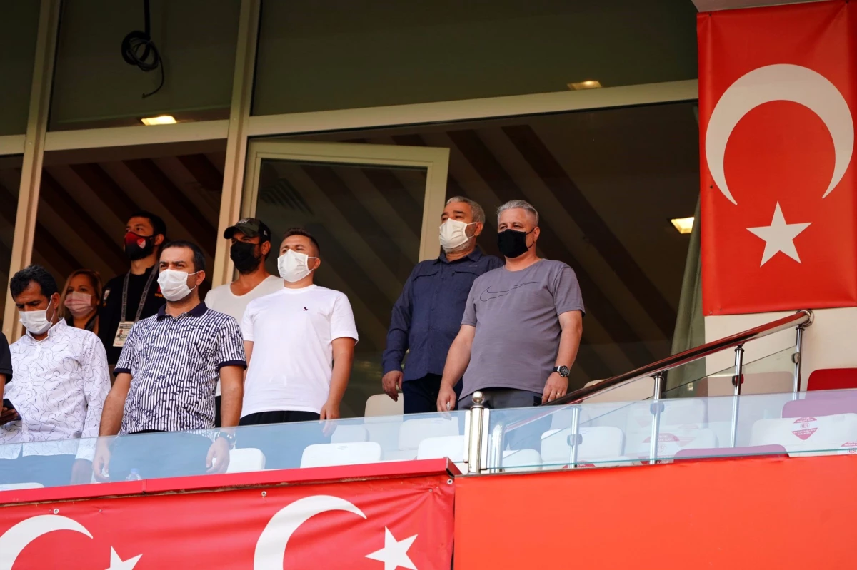 Antalyaspor Basın Sözcüsü Murat Süğlün, Sumudica\'nın kendisine ve Podolski\'ye küfrettiğini iddia etti