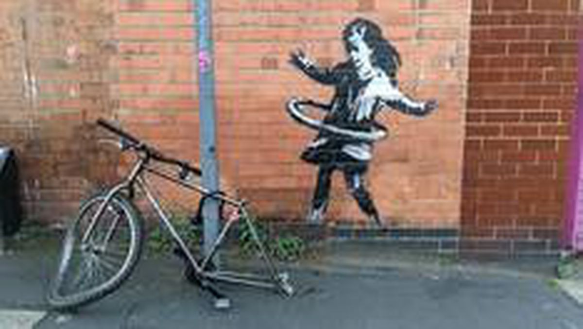 Banksy\'nin yeni eseri Nottingham\'da: Bisiklet tekeriyle hula hop çeviren kız çocuğu