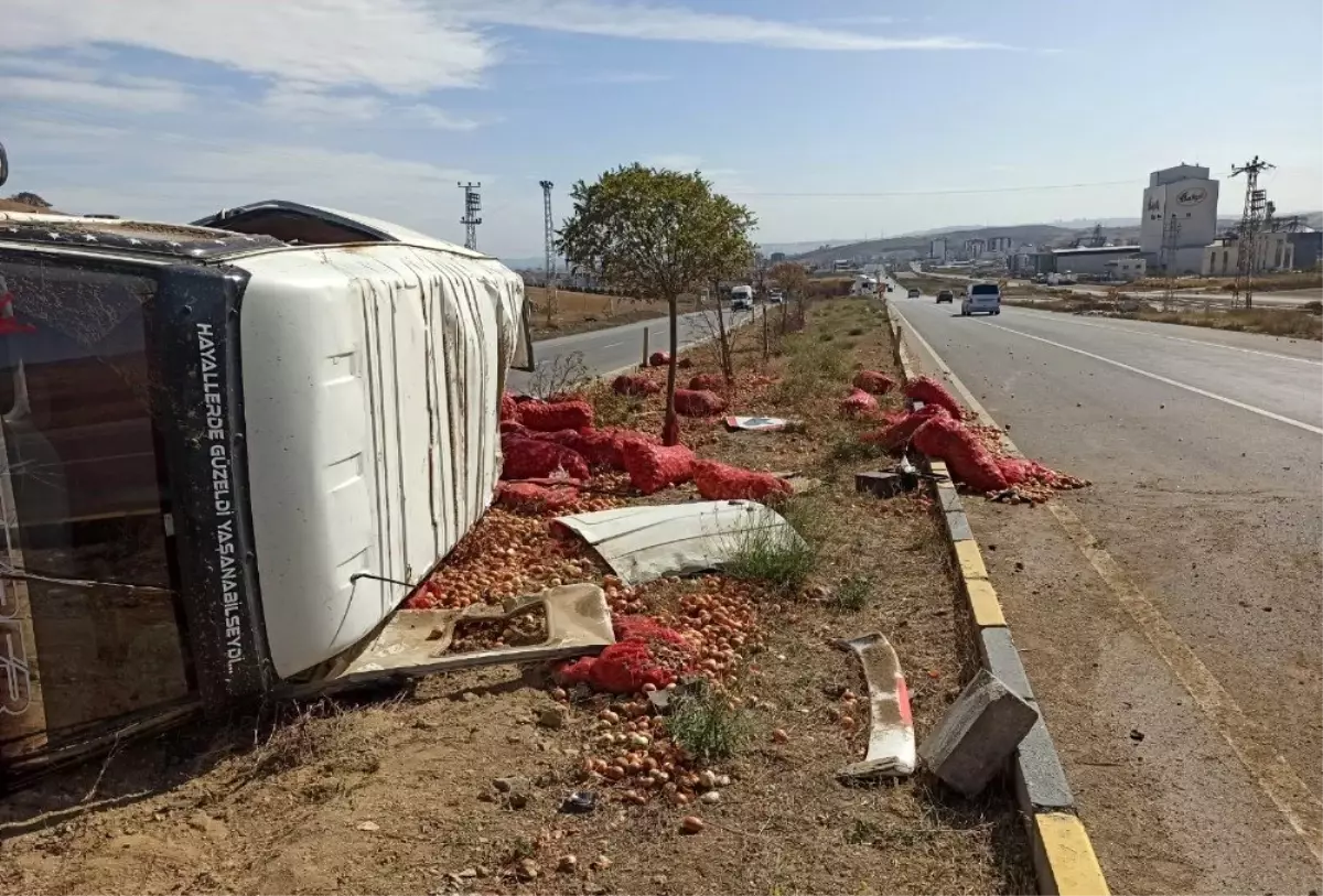 Başkent\'te minibüs devrildi, yol soğan tarlasına döndü