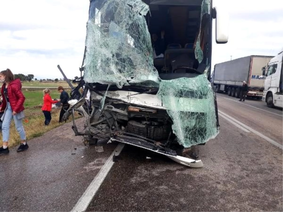 Bulgar turistlerin otobüsü ile kamyonet çarpıştı: 4 yaralı