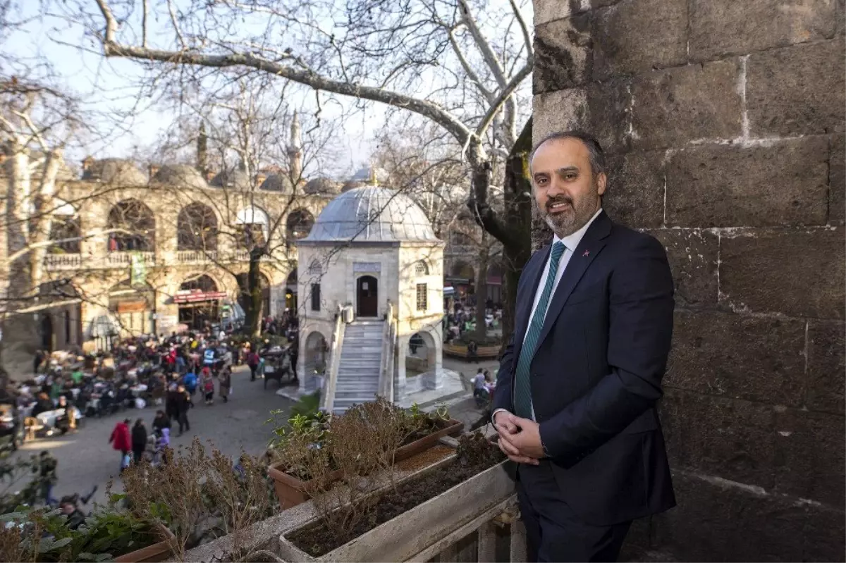 Tarihi Ulu Cami ve çarşıların çevresindeki eski yapılar yıkılıyor