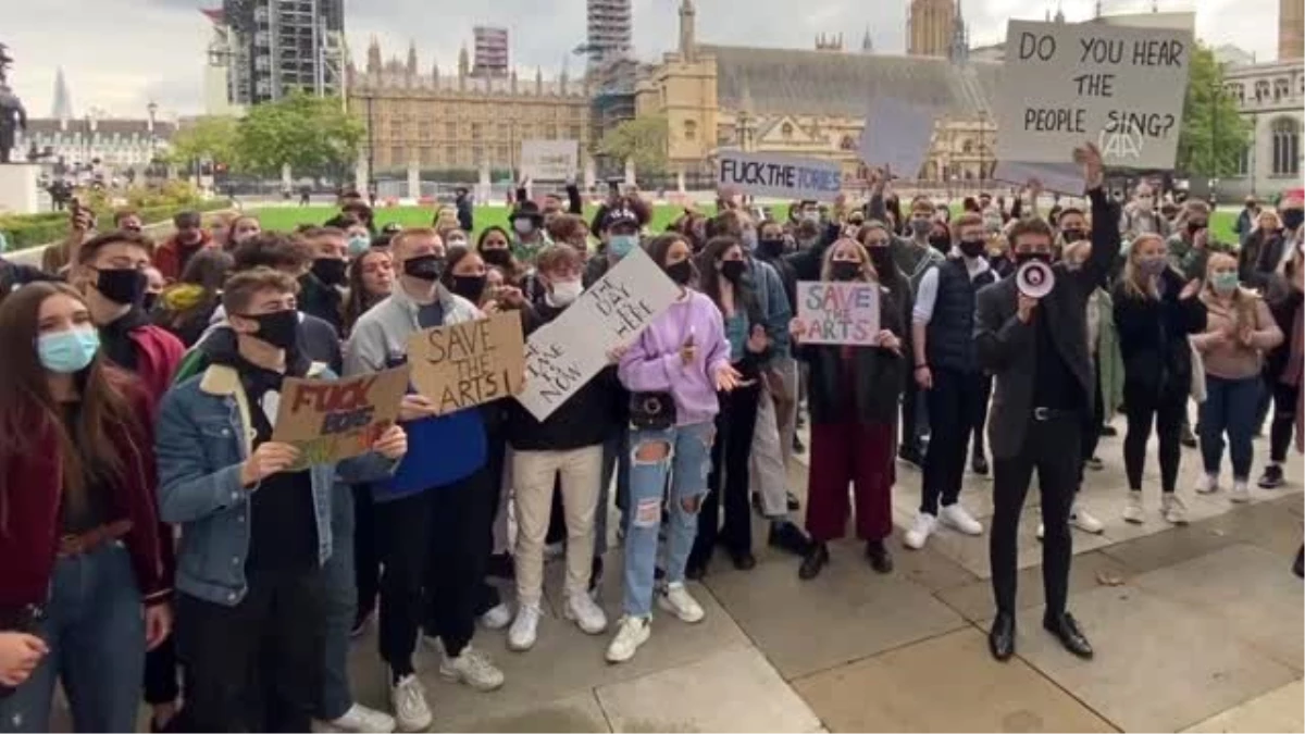 Son dakika! İngiliz sanatçılar, koronavirüs önlemlerini şarkı söyleyerek protesto etti