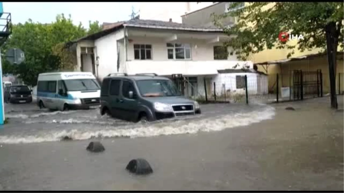 İstanbul\'da sağanak etkili oldu yollar göle döndü