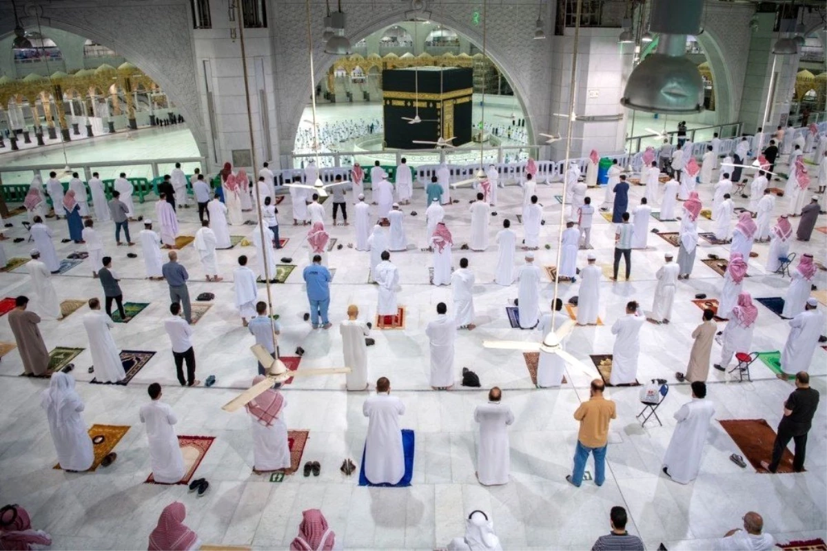 Kabe\'de 7 ay sonra ilk kez cemaatle namaz kılındı