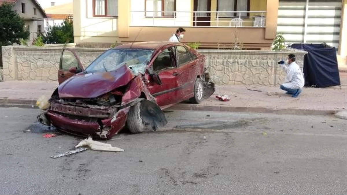 Sürücüsünün kontrolünden çıkan otomobil, her şeyden habersiz kaldırımda yürüyen aileye çarptı