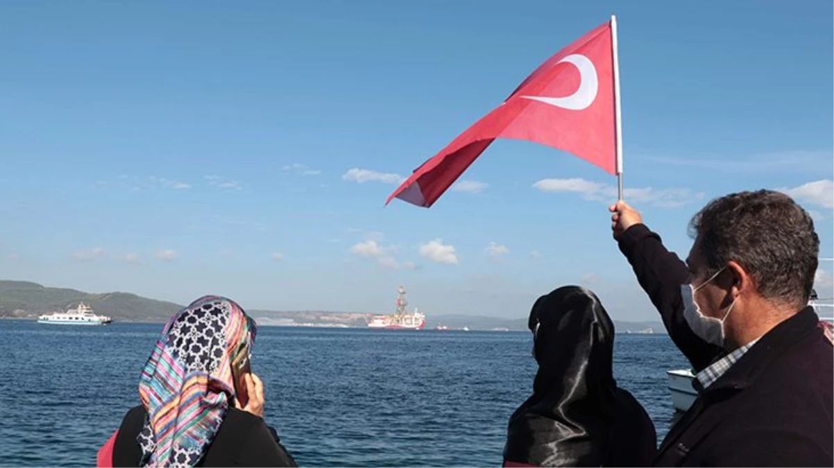 Kanuni sondaj gemisi Çanakkale Boğazı\'ndan geçişinde bayraklarla karşılandı