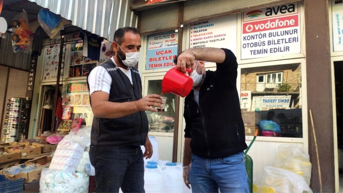 Mardin\'in beyaz toprakla mayalanan meşhur üzüm pekmezi tezgahlardaki yerini aldı