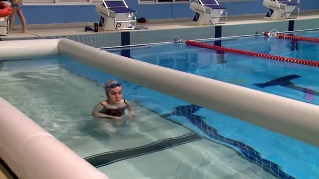Özel çocuklar yüzerek engellerini aşıyor