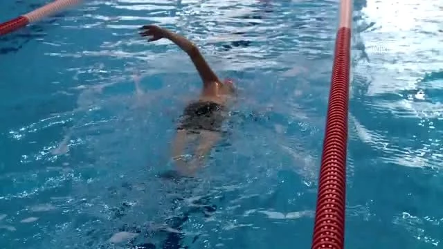 Özel çocuklar yüzerek engellerini aşıyor