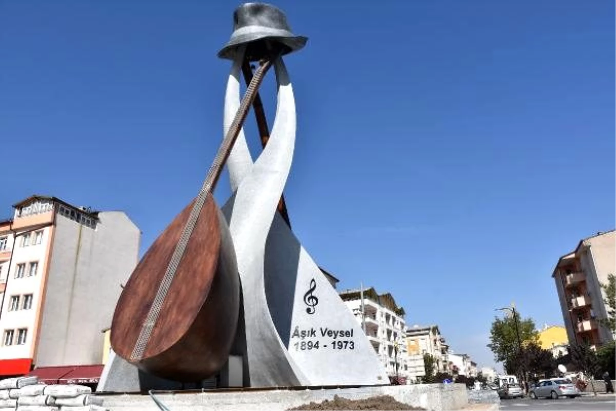 Sivas\'ta Aşık Veysel anısına bağlama ve fötr şapkalı anıt