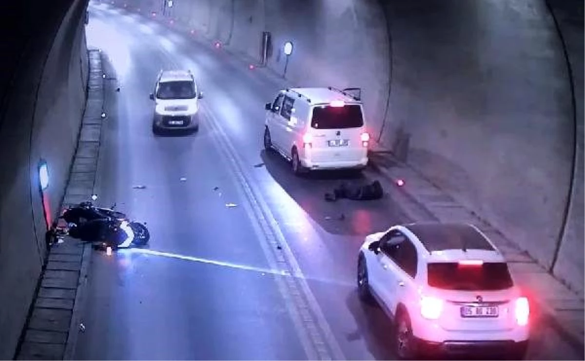 Tünelde motosikletle sollama kazası kamerada