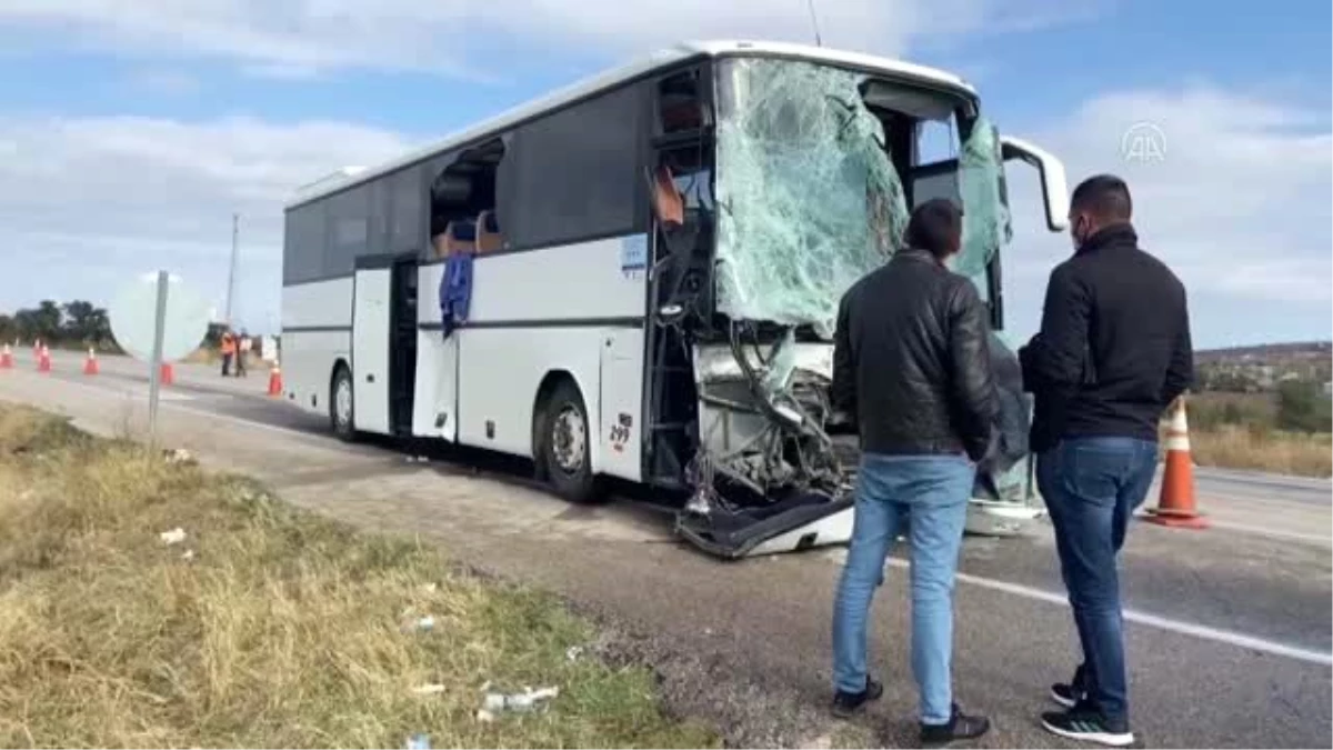 Turistleri taşıyan yolcu otobüsü kamyonetle çarpıştı: 4 yaralı
