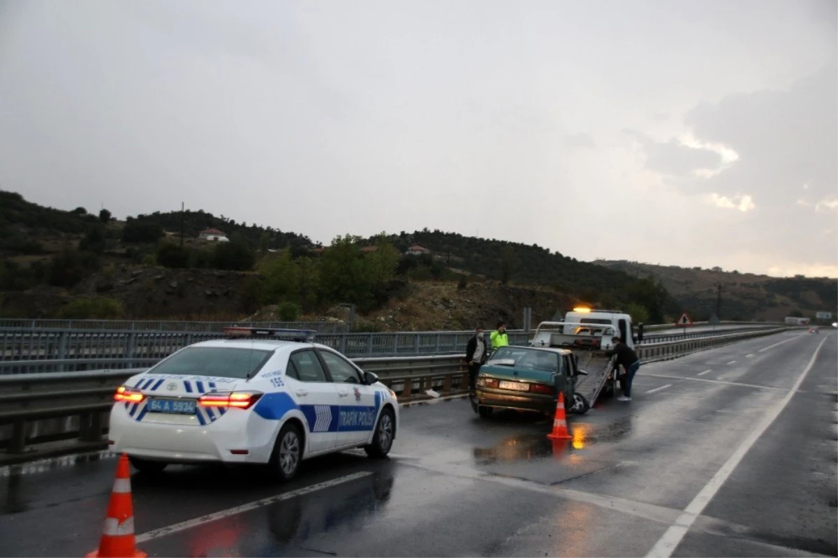 Uşak\'ta bariyerlere çarpan otomobilde 2\'si çocuk 5 kişi yaralandı