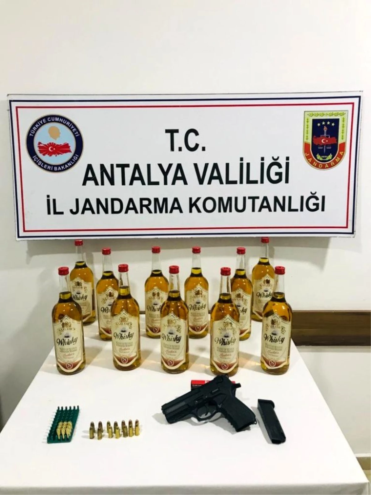 Antalya\'da 11 şişe kaçak viski ele geçirildi