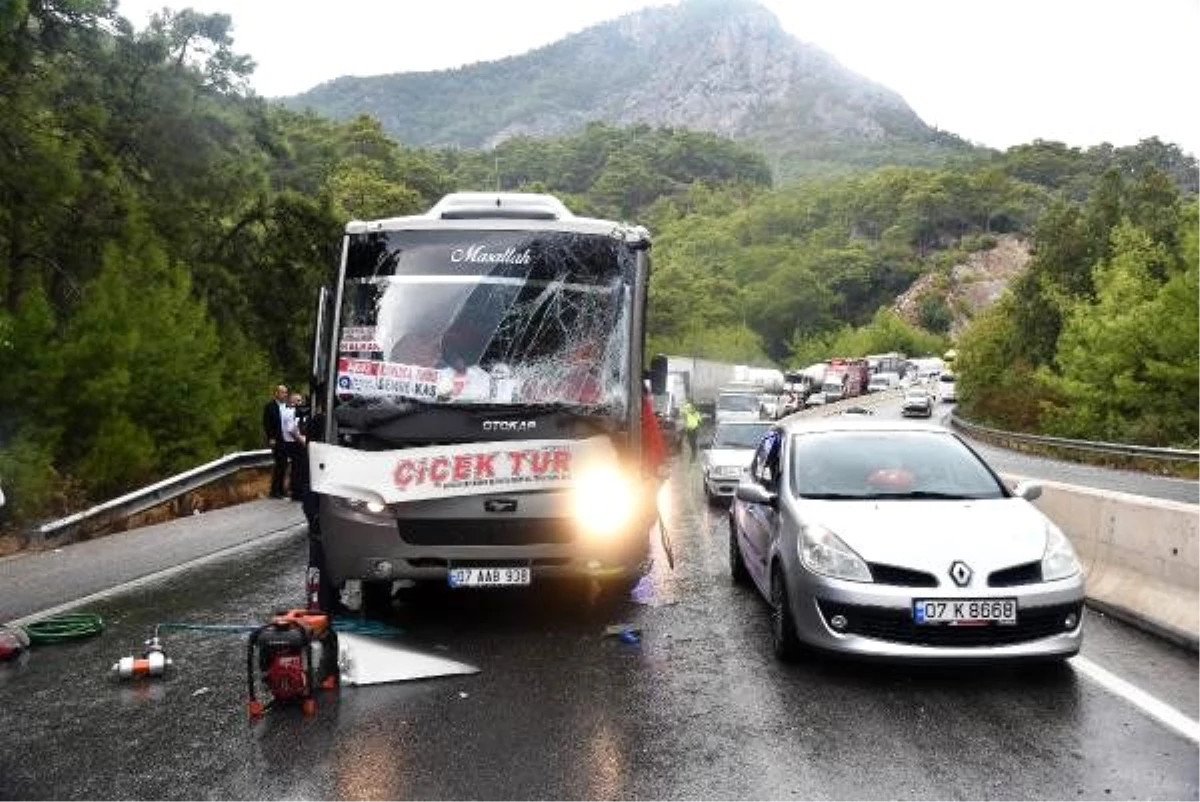 Antalya\'da 6 araç birbirine girdi: 6 yaralı
