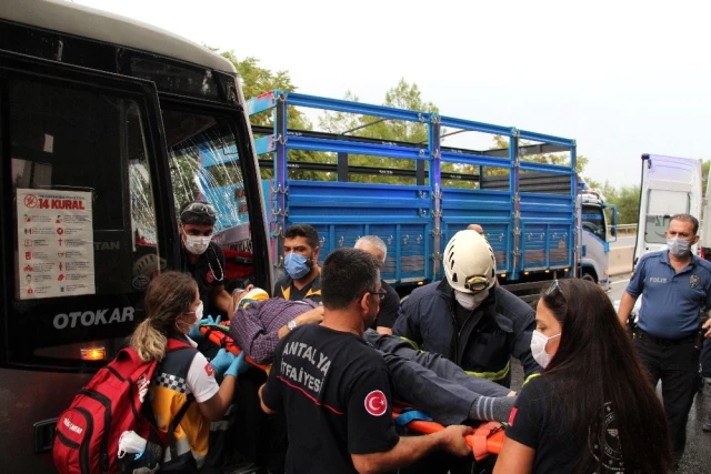 Antalya'da 6 araçlı zincirleme kaza: 1'i ağır 6 yaralı