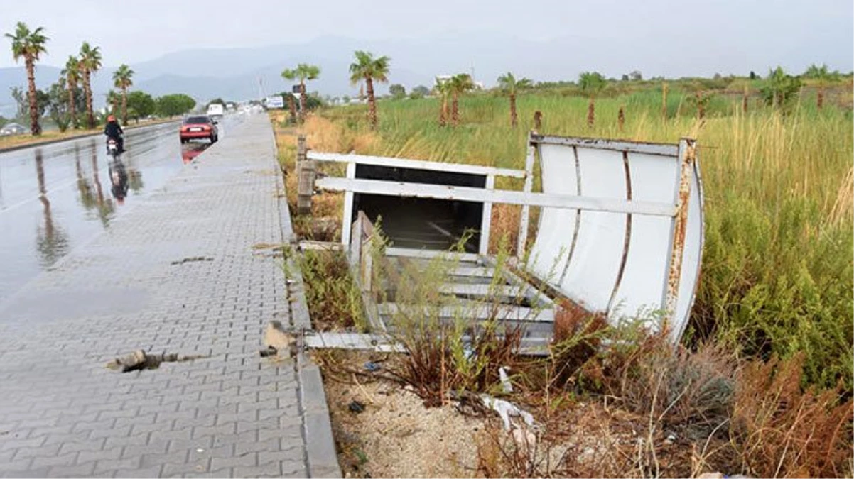 Antalya\'da şiddetli fırtına nedeniyle devrilen durağın altında kalan kadın, yaşamını yitirdi