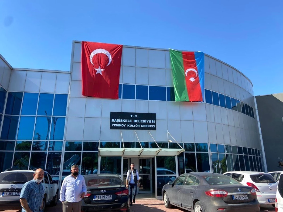 Başiskele\'de Azerbaycan\'a bayraklı destek