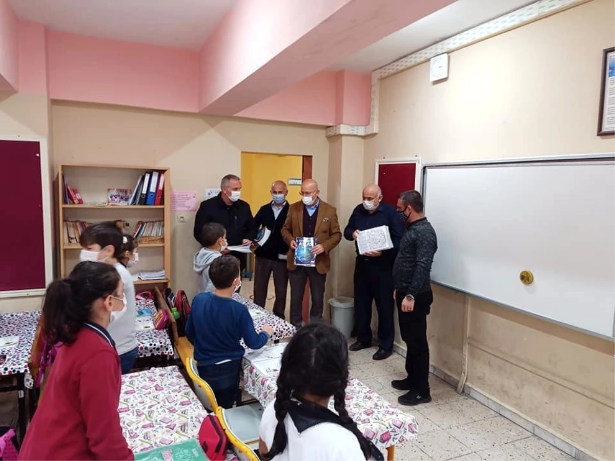 Başkan Ercan\'dan çocuklara atlas hediye
