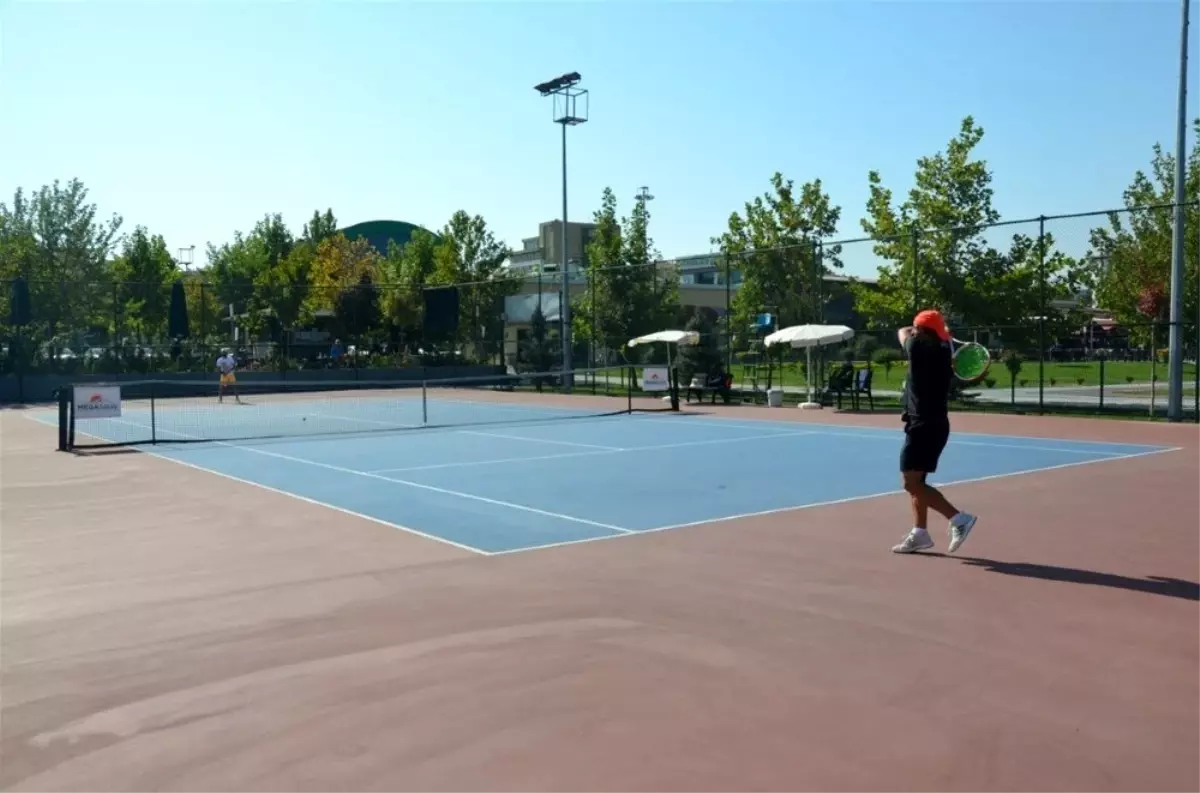 Bölge Tenis turnuvası çekişmeli geçti