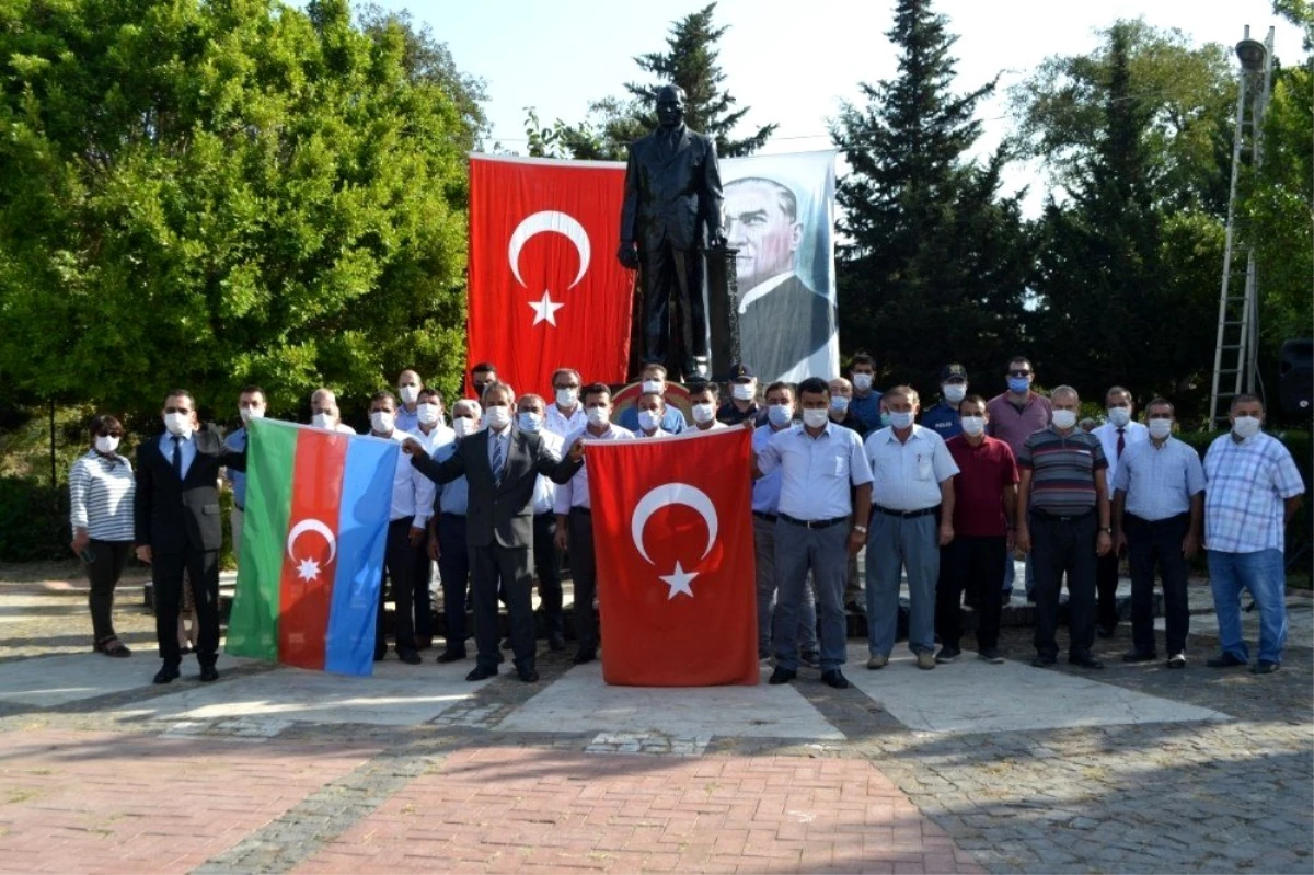 Bozyazılı muhtarlardan Azerbaycan\'a bayraklı destek