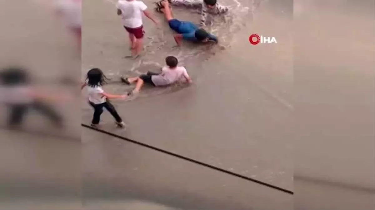 Son dakika haberi! Çocukların yağmur sevinci böyle görüntülendi