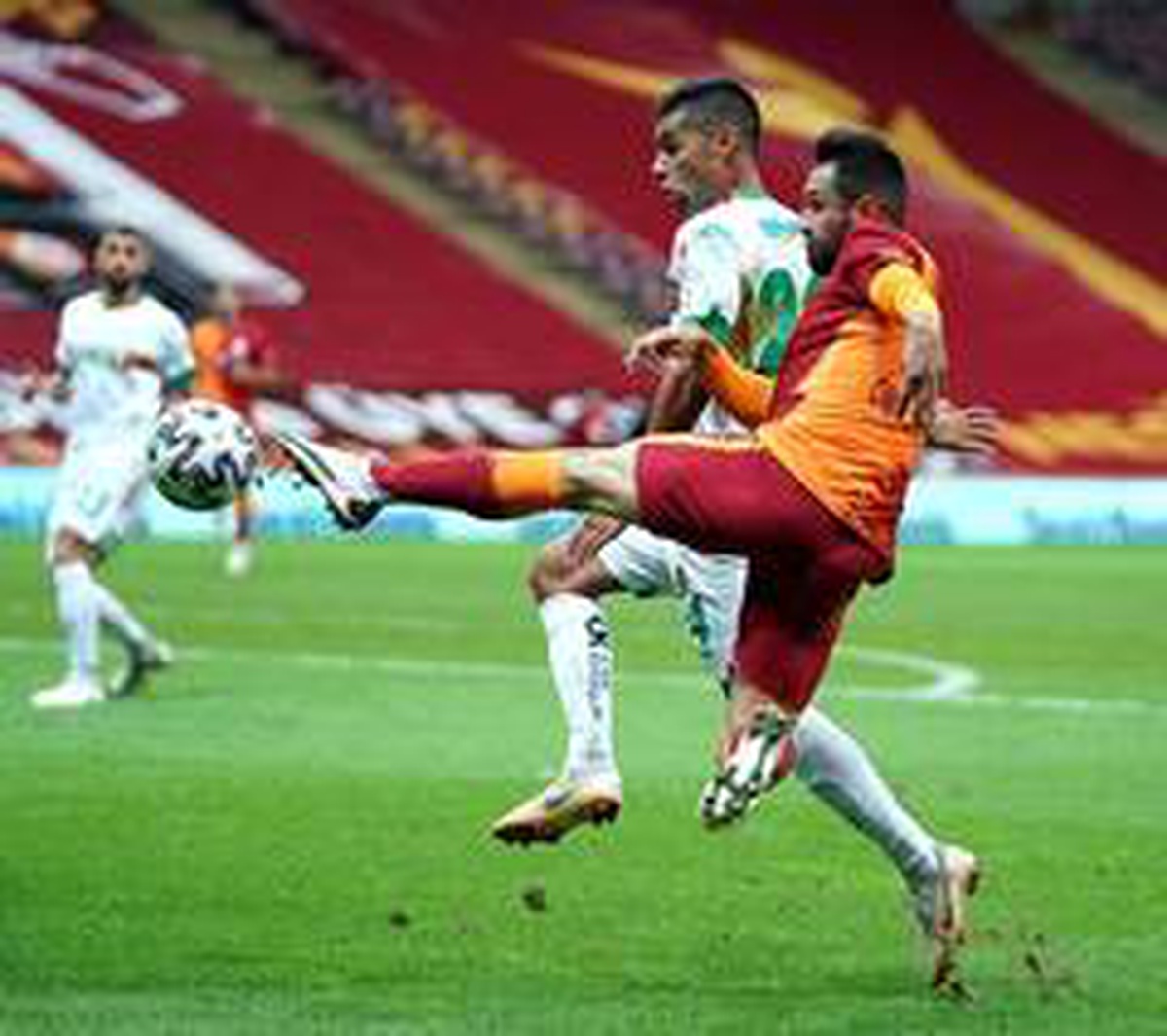 Galatasaray, 90 artı 5\'te yediği golle Alanyaspor\'a 2-1 yenildi
