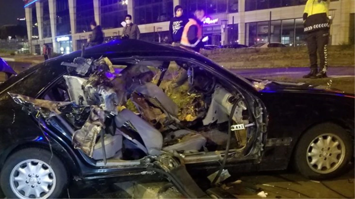 Bariyere çarpan otomobildeki 2 kişinin ayakları koptu