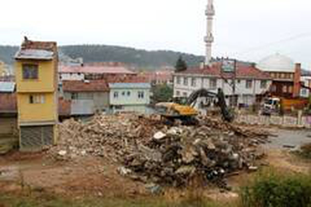 Kastamonu\'da tehlike arz eden 9 adet metruk bina yıkılıyor