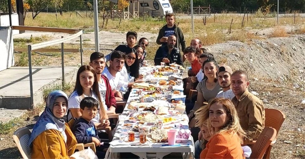 Kayak pistlerinden önce şelaleyi turladılar