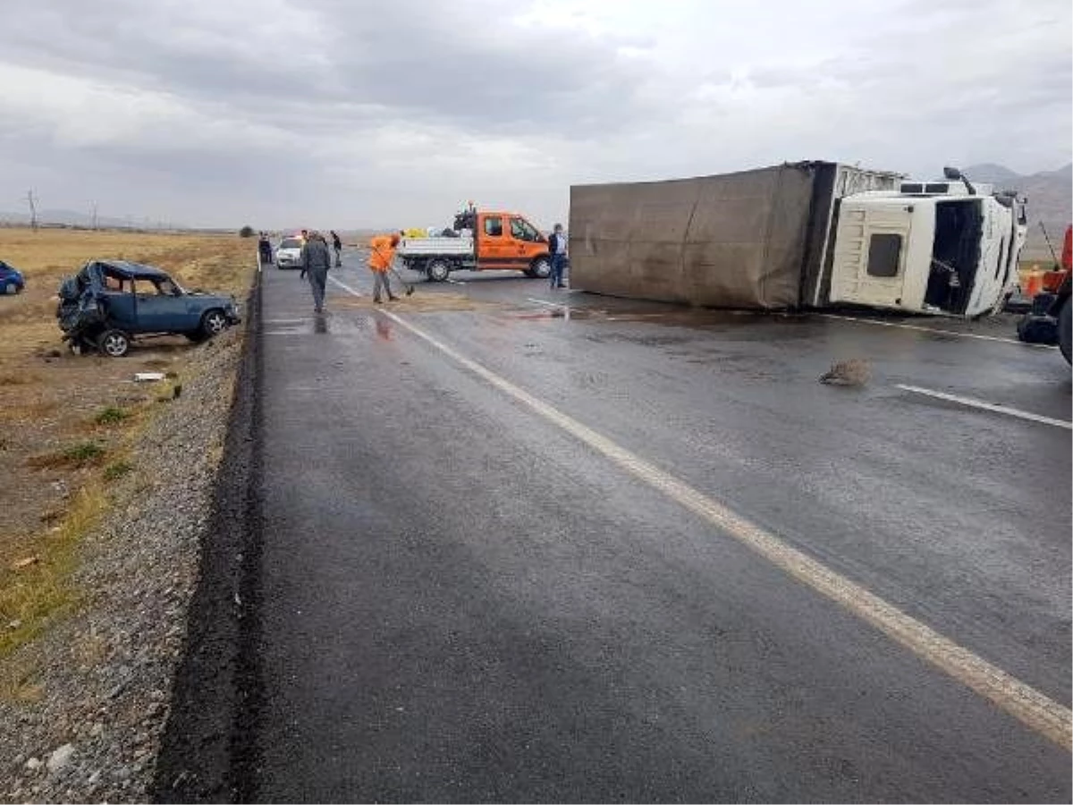 Kazada yola savrulan yolcu, devrilen TIR\'ın altında kalarak öldü