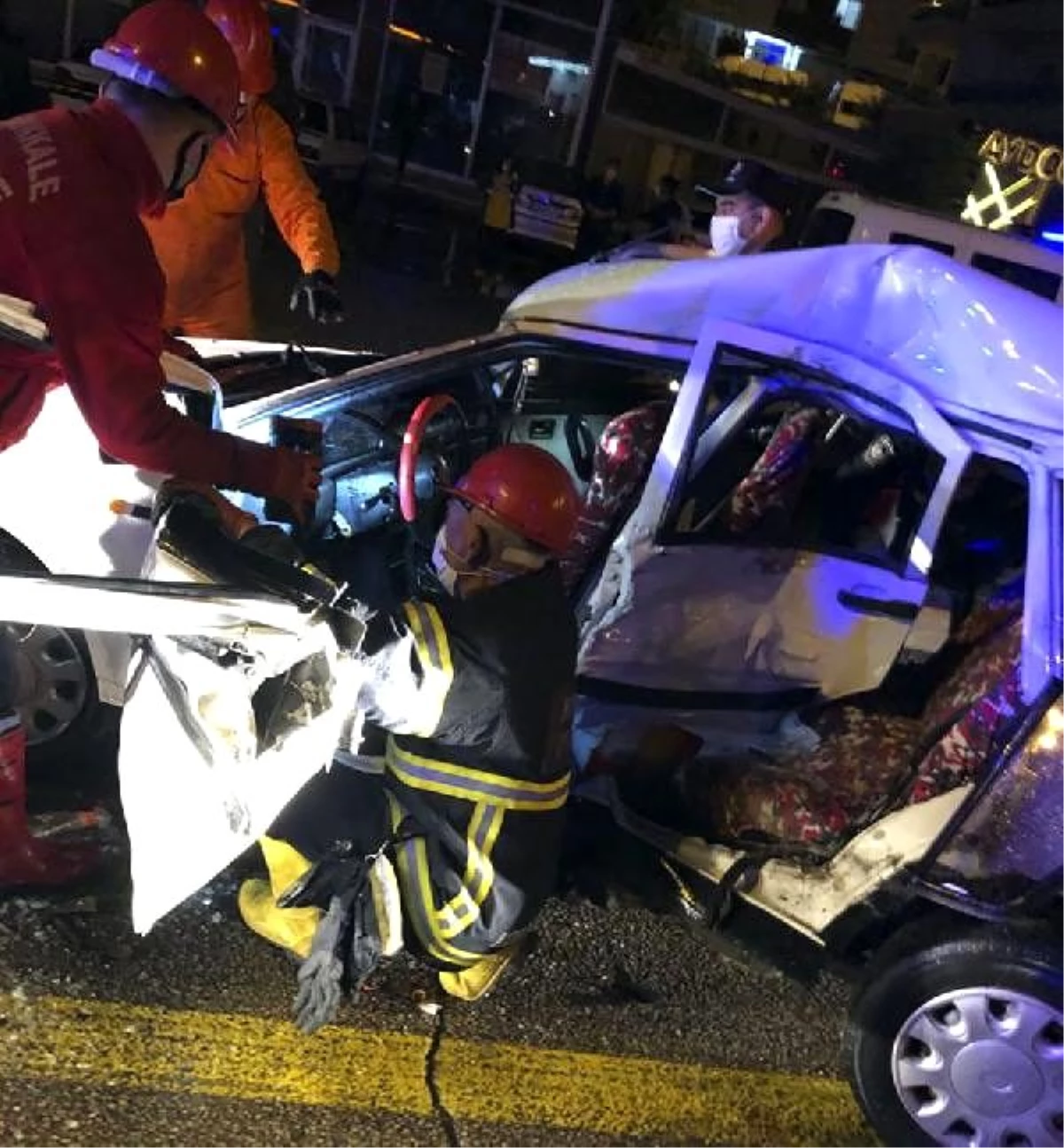 Kırmızı ışıkta bekleyen minibüse çarpan otomobilin sürücüsü yaralandı