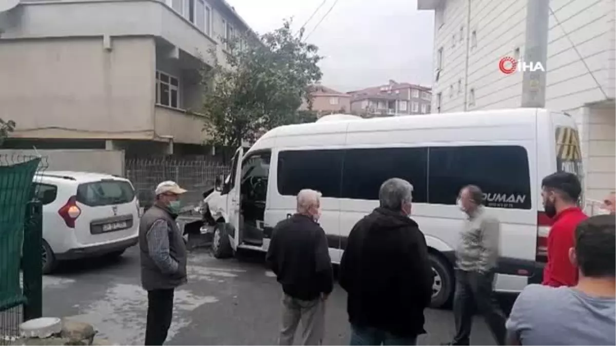 Kocaeli\'de otomobil ile servis minibüsü çarpıştı: 5 yaralı