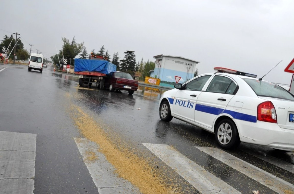 Konya\'da traktör ile otomobil çarpıştı: 2 yaralı