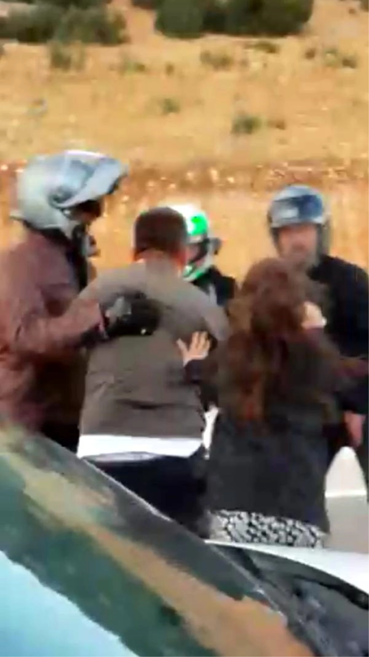Son dakika haberi... Motosikletli grup, otomobil sürücüsünü çocuklarının gözü önünde dövdü