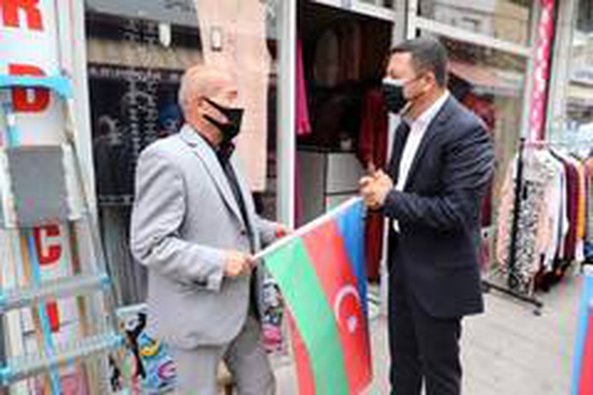 Nevşehir Belediyesi tarafından vatandaşlara Türk ve Azerbaycan bayrakları dağıtıldı