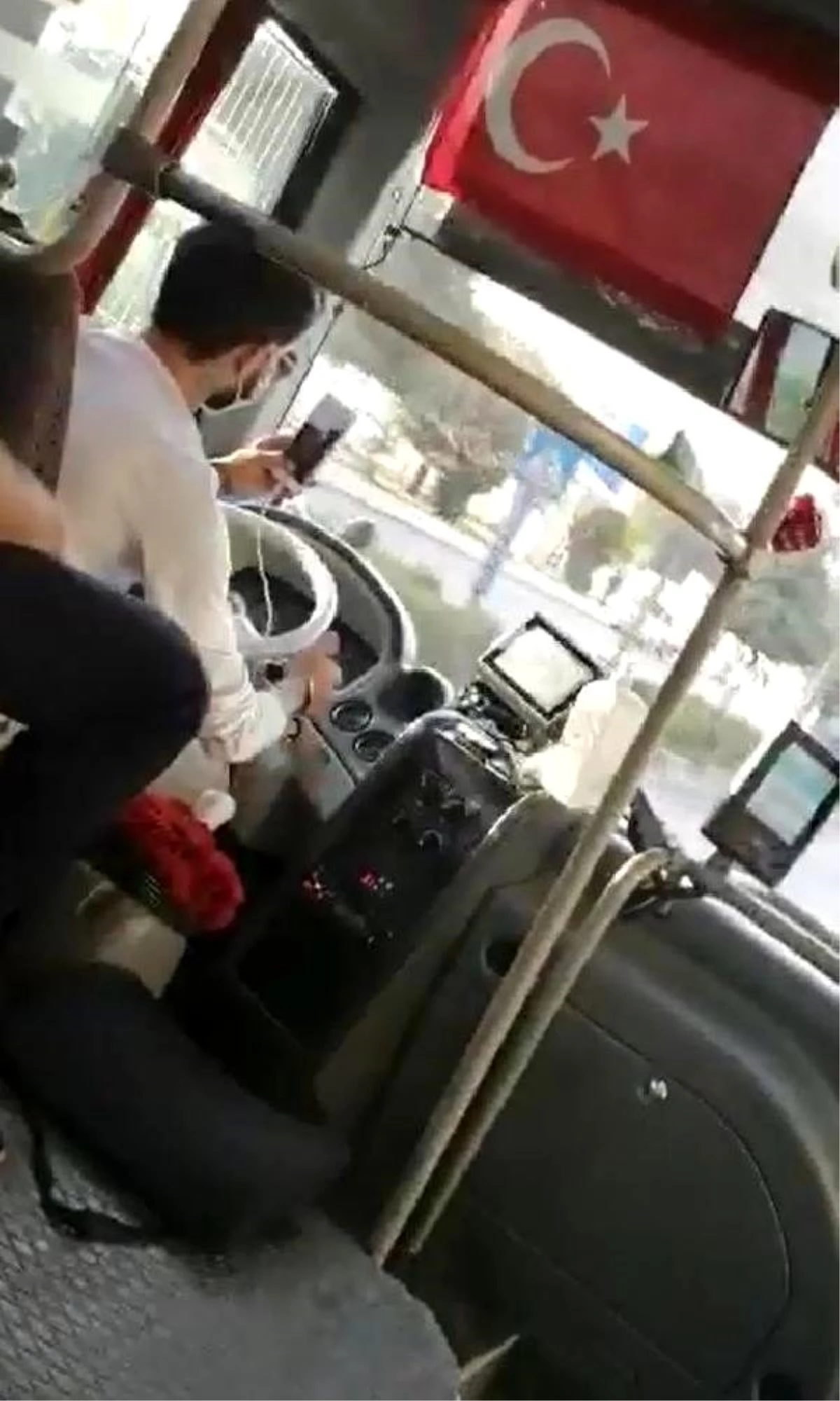 Otobüs şoförü direksiyon başında video çekti
