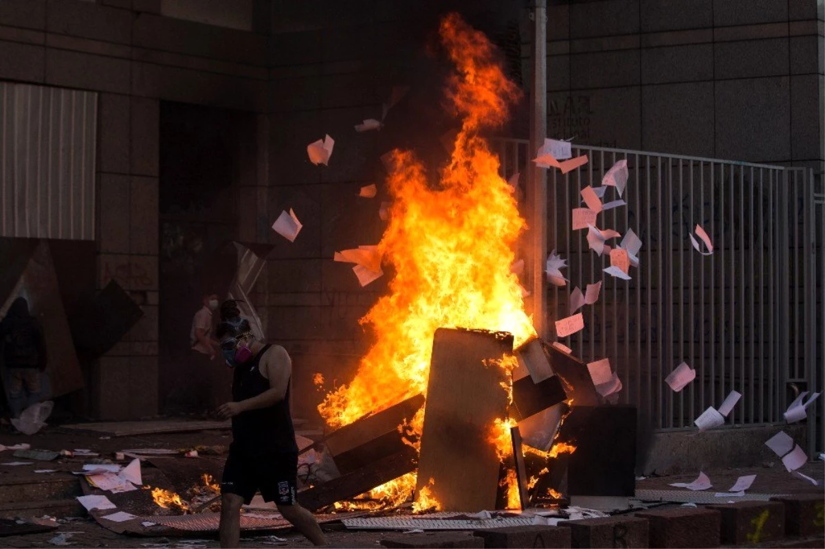 Son dakika haber! - Şili\'de protestoların yıl dönümünde sokaklar karıştı- Dükkanlar yağmalandı, kilise ateşe verildi