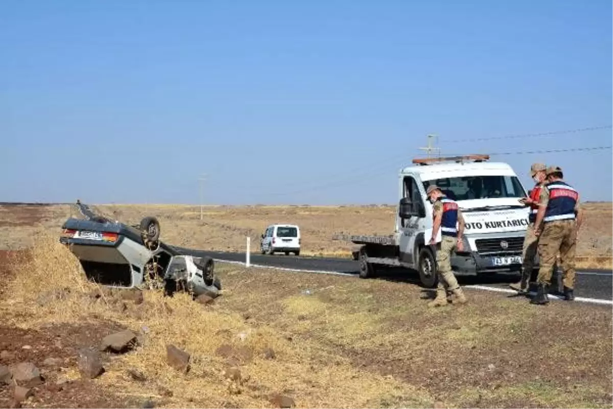 Siverek\'te otomobil, şarampole devrildi: 4 akraba yaralı